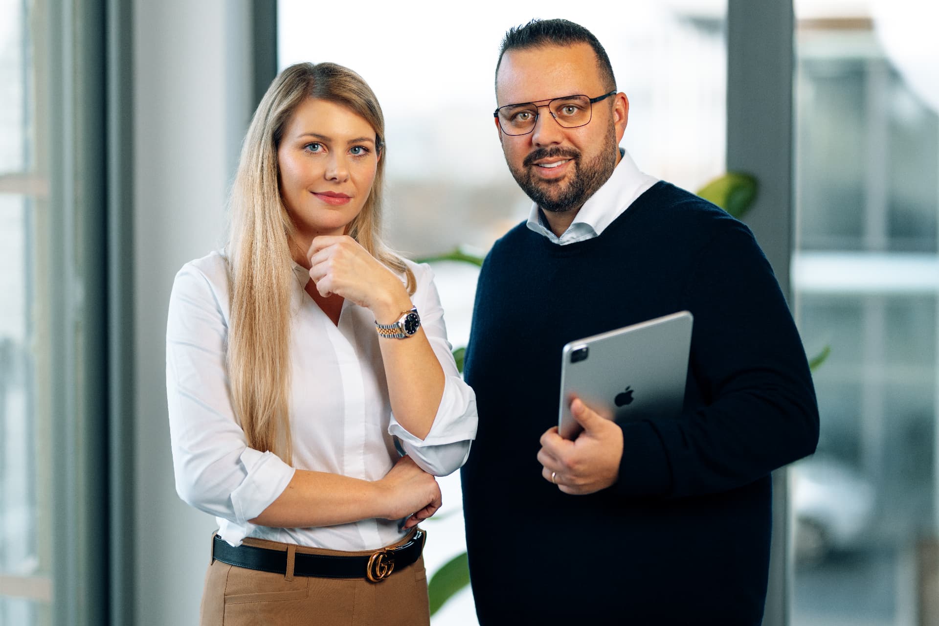 Andreas und Marleen Schmitz gemeinsam im Büro.