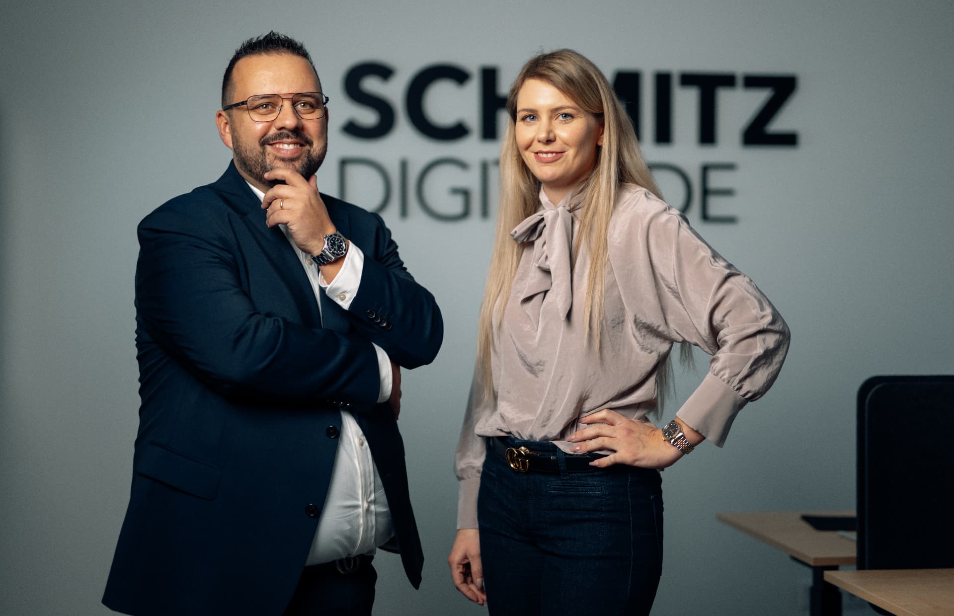 Andreas und Marleen Schmitz vor der SCHMITZ DIGITAL-Wortmarke.